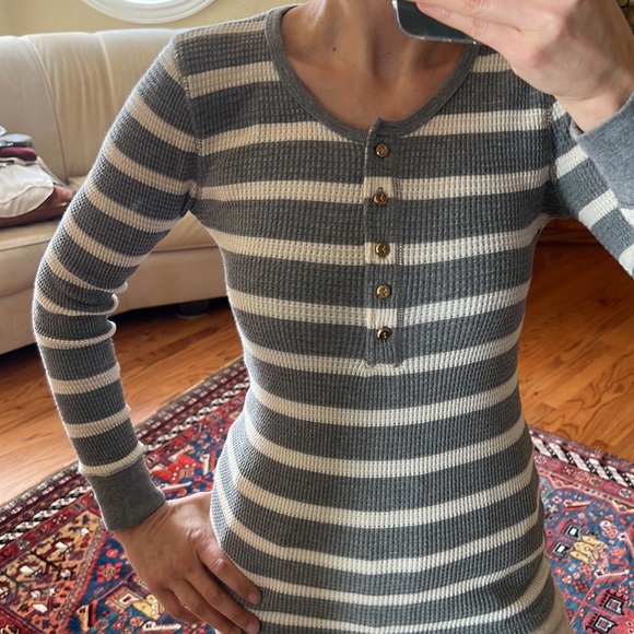 Gorgeous like new Jcrew Henley long sleeve top great for layering, like new - Picture 3 of 6